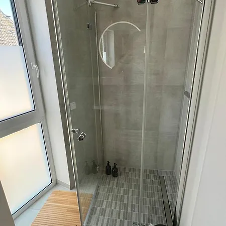 Mosel - Netflix - Modern & Zentral * Schweich