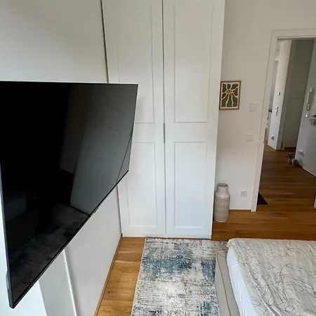 Mosel - Netflix - Modern & Zentral *